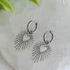 Boucles d’oreilles Cœur Solaire argentées – design cœur rayonnant, création en acier inoxydable Kti Pearl Bijoux
