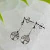 Boucles d’oreilles Racines céleste argentées arbre de vie ajouré sur fine chaînette, création artisanale Kti Pearl Bijoux