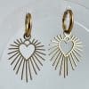 Gros plan Boucles d’oreilles Cœur Solaire dorées – motif cœur ajouré et rayons lumineux, bijou en acier inoxydable doré Kti Pearl Bijoux