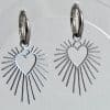 gros plan boucles d’oreilles Cœur Solaire argentées – design cœur rayonnant, création en acier inoxydable Kti Pearl Bijoux