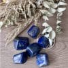 Lapis lazuli pierre naturelle – pierres roulées 30 à 40 g aux reflets bleu royal