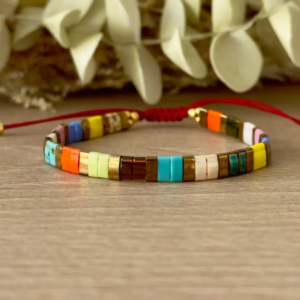 Bracelet Half Tila multicolore en perles Miyuki vue de face avec cordon rouge