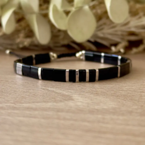 Bracelet Half Tila noir argenté en perles Miyuki vue de face design minimaliste