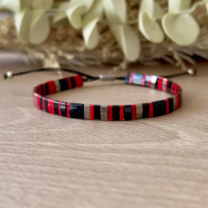 Bracelet Half Tila rouge noir en perles Miyuki vue de face design contrasté