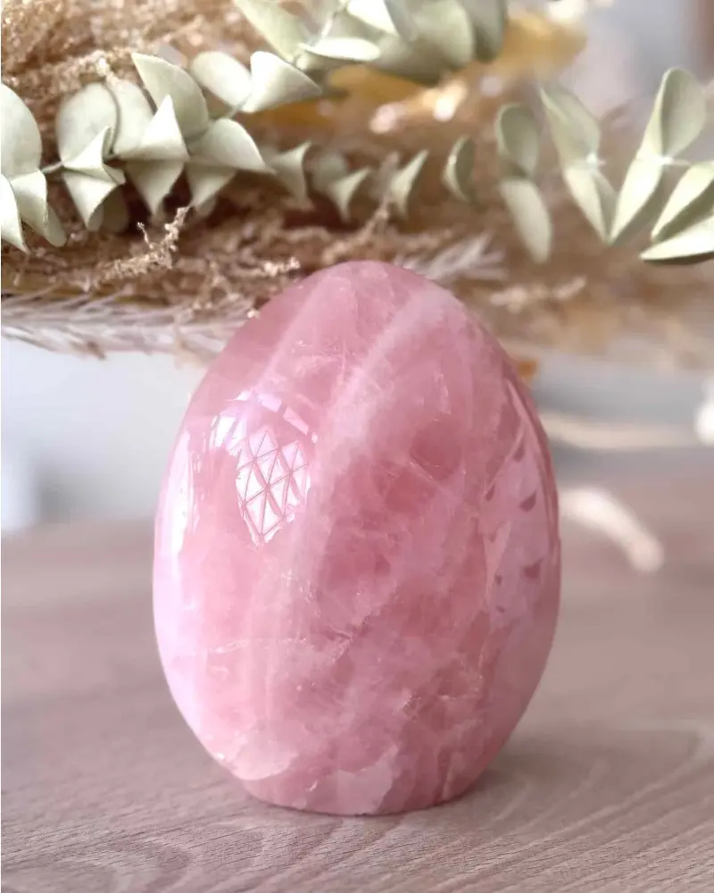 Quartz rose pierre naturelle en forme libre, pierre polie aux reflets doux et naturels