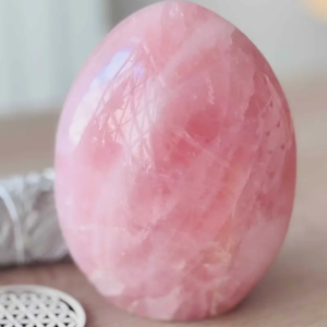 Pierre naturelle en quartz rose, forme libre décorative aux variations de couleur