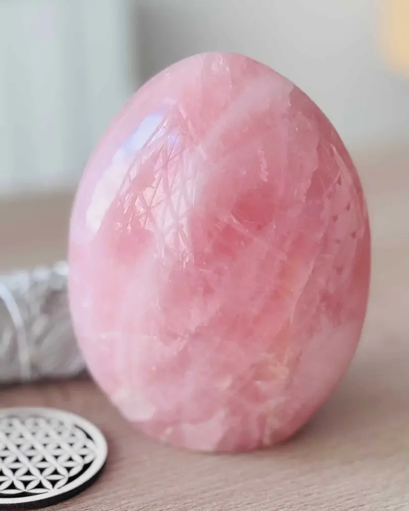 Pierre naturelle en quartz rose, forme libre décorative aux variations de couleur