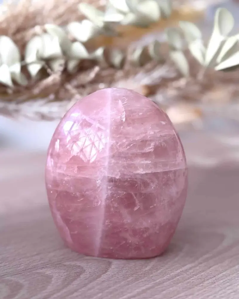 Pierre naturelle en quartz rose, forme libre décorative aux variations de couleur