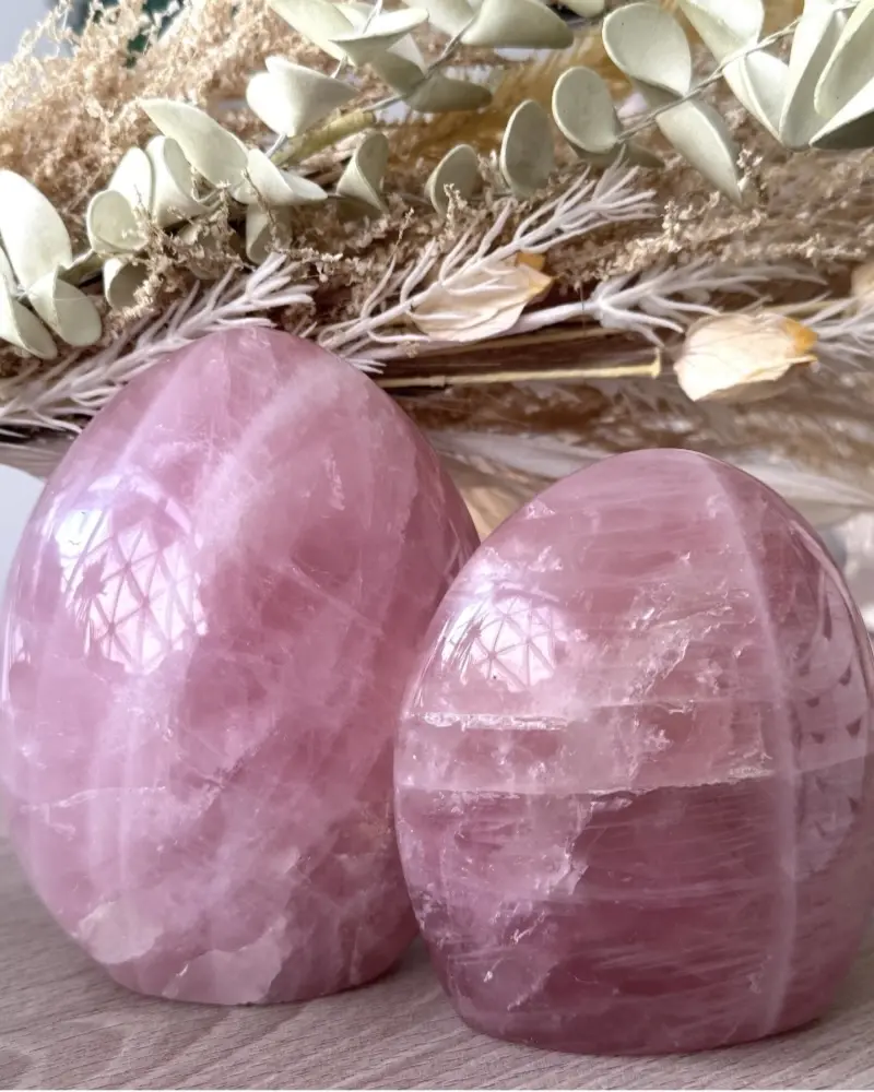 Quartz rose pierre naturelle en formes libres polies, aux nuances rose translucides