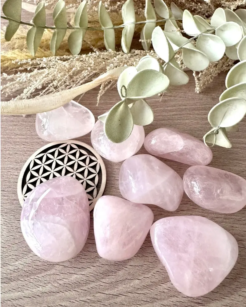 Pierres roulées en quartz rose, pierre naturelle polie aux nuances rose pâle sur support fleur de vie
