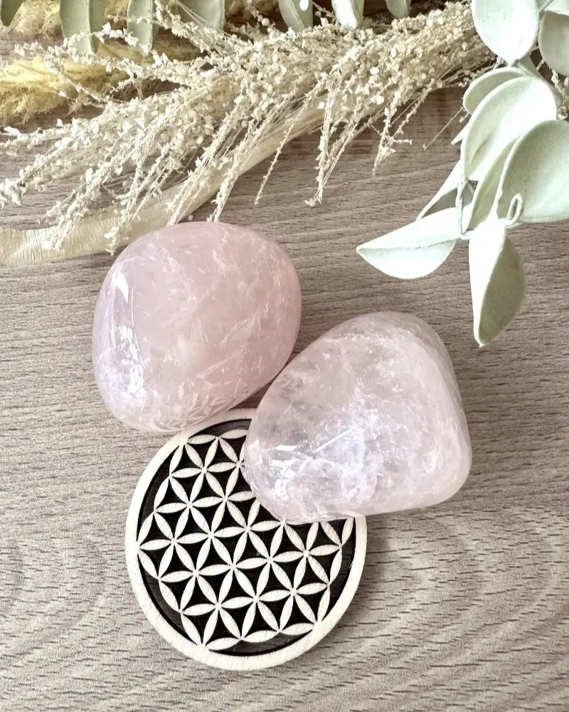 Quartz rose pierre naturelle en pierres roulées aux variations douces de rose