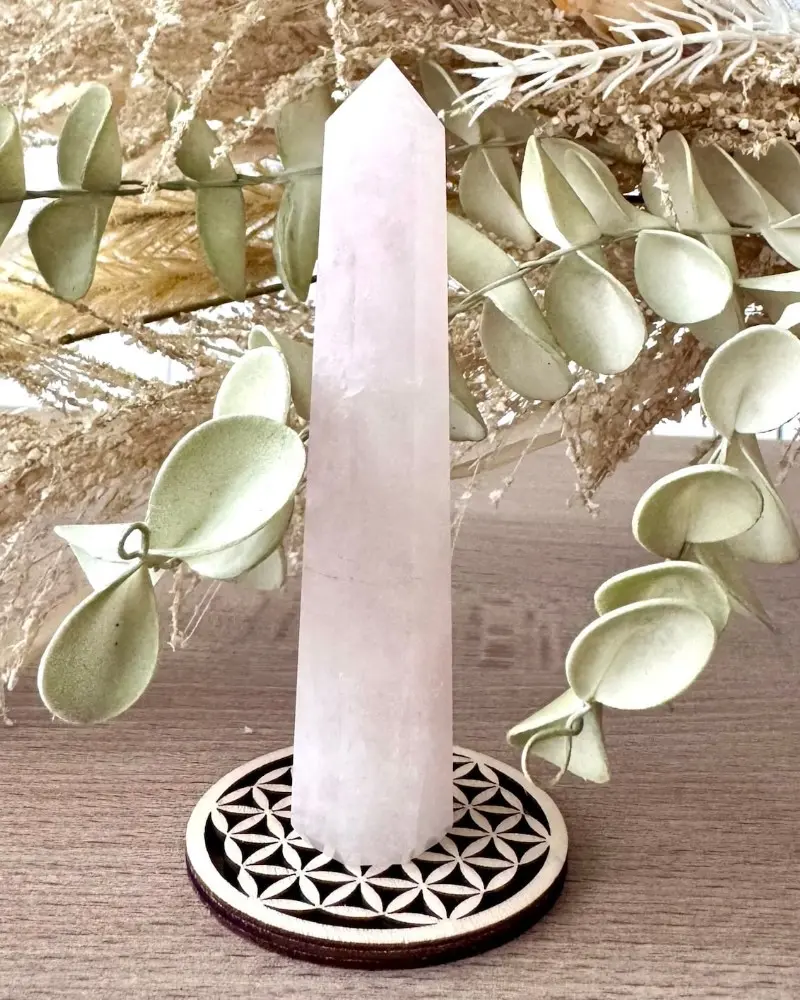Quartz rose pierre naturelle en pointe polie aux lignes verticales douces