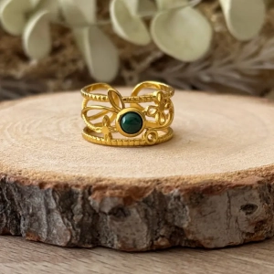 bague elia malachite doré sur support bois