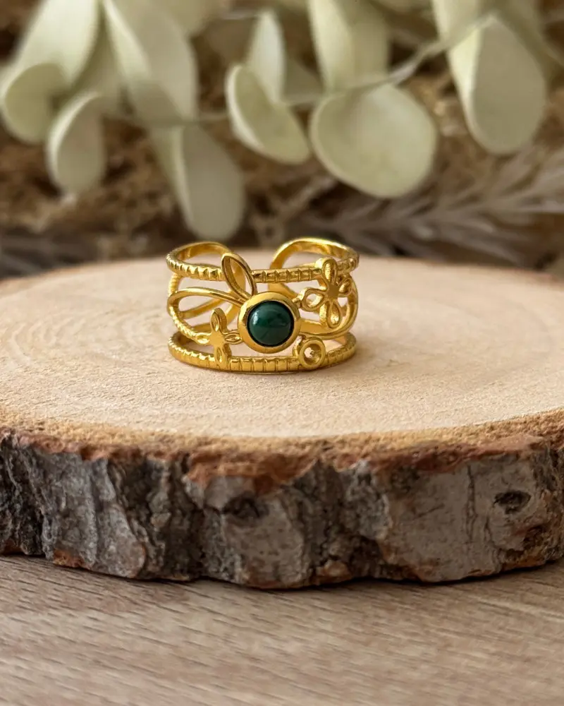 bague elia malachite doré sur support bois