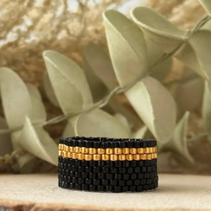 bague large miyuki noir doré motif graphique épuré
