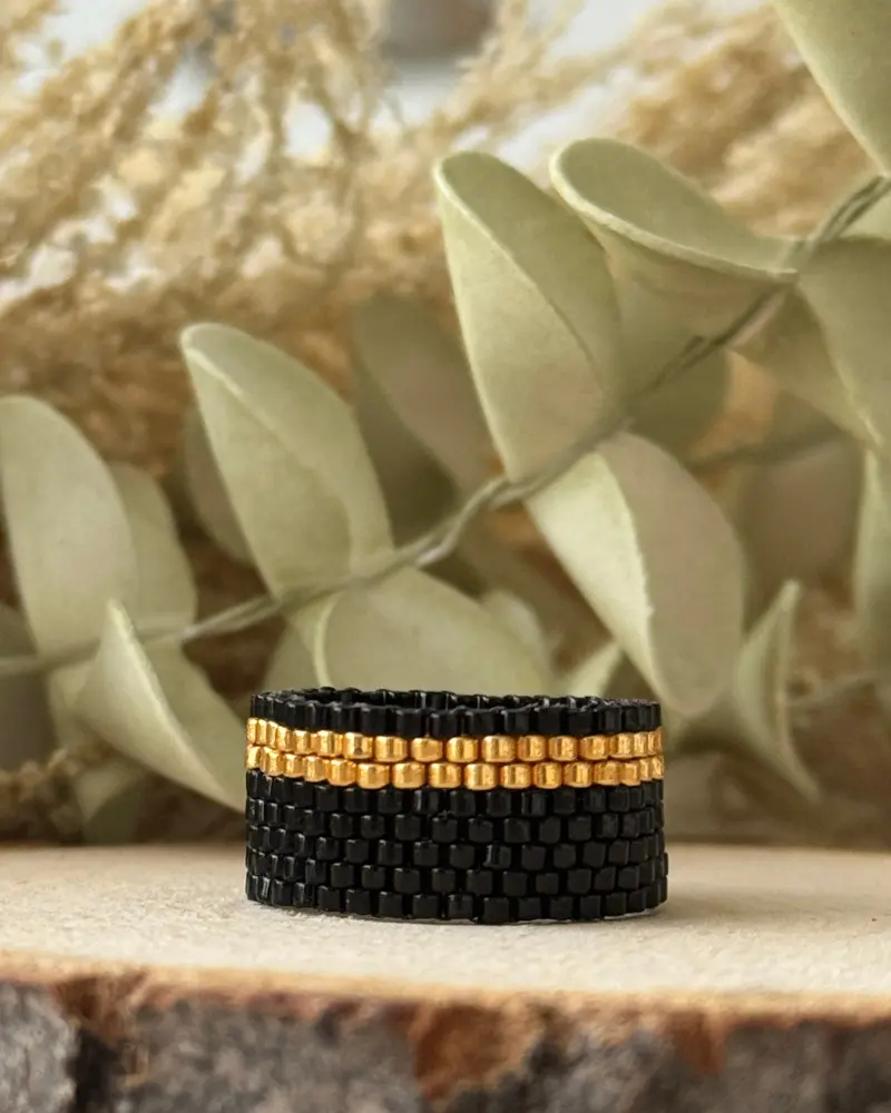 bague large miyuki noir doré motif graphique épuré