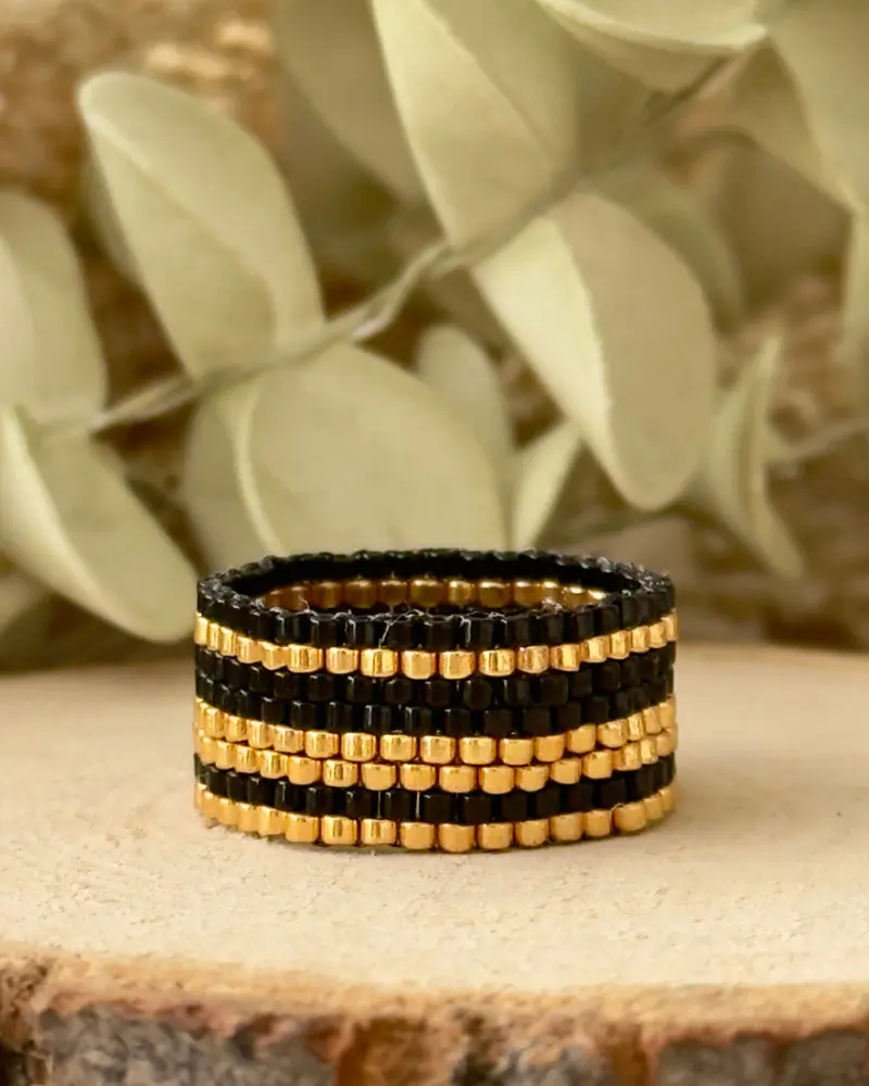 Bague Ligne Graphique noir et doré – tissage peyote Miyuki