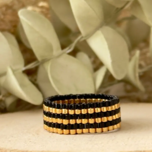 Bague Ligne Graphique noir et doré – tissage peyote Miyuki