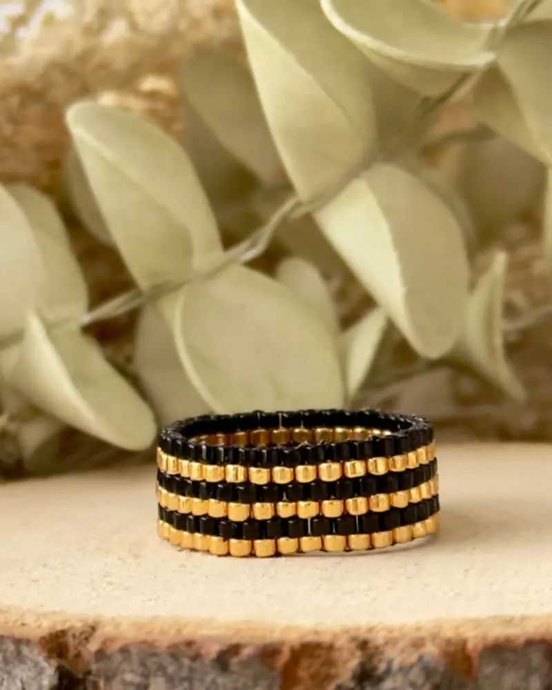 Bague Ligne Graphique noir et doré – tissage peyote Miyuki