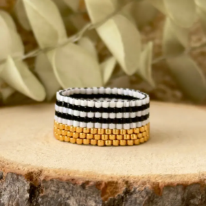 bague large miyuki blanc noir doré motif rayures peyote