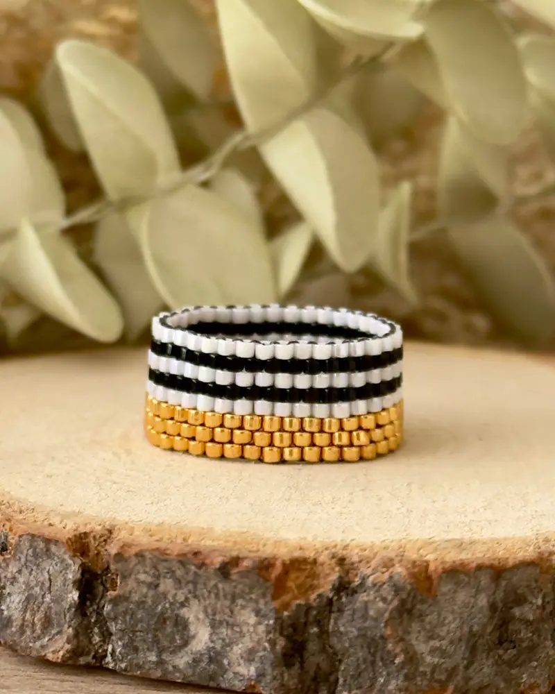 bague large miyuki blanc noir doré motif rayures peyote