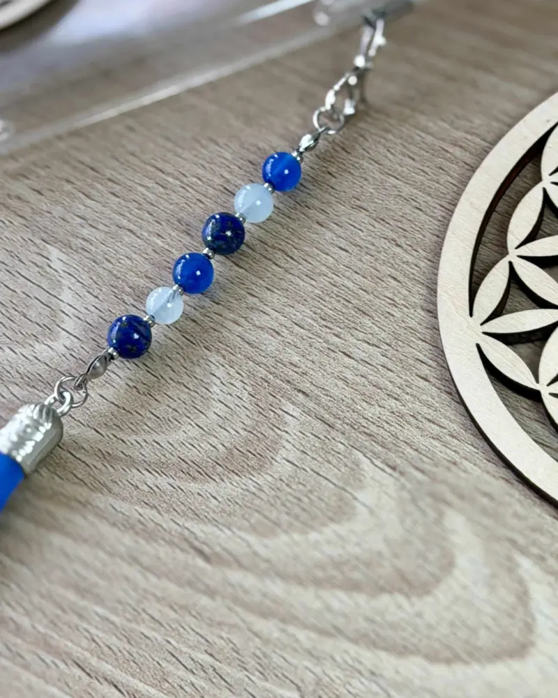Perles bleues du bijou de téléphone en pierres naturelles – détail des pierres (Aigue-Marine, Lapis-Lazuli, Agate Bleue).