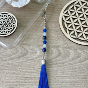Bijou de téléphone en pierres naturelles avec Aigue-Marine, Lapis-Lazuli, Agate Bleue et pompon bleu roi – vue complète.