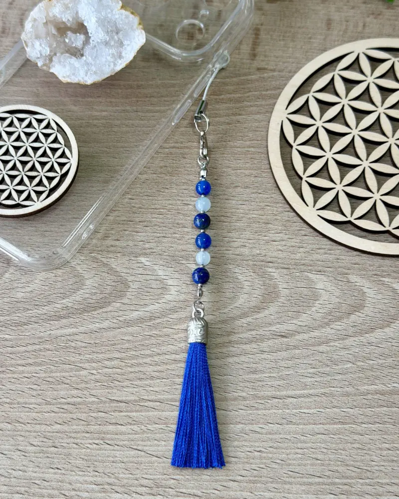 Bijou de téléphone en pierres naturelles avec Aigue-Marine, Lapis-Lazuli, Agate Bleue et pompon bleu roi – vue complète.