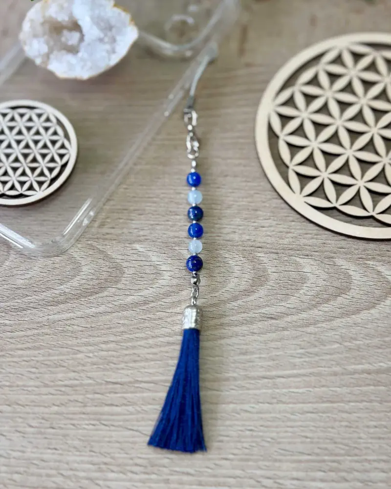 Bijou de téléphone en pierres naturelles – Calme & Communication, perles bleues et pompon bleu marine (vue complète).