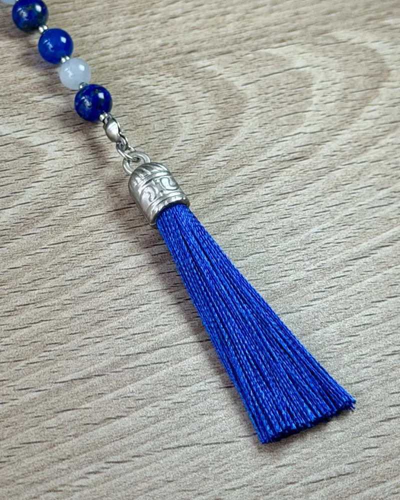 Pompon bleu roi du bijou de téléphone calme et communication – gros plan.