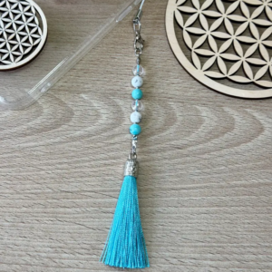 Bijou de téléphone en Howlite Turquoise et Cristal de Roche avec pompon turquoise – vue d’ensemble