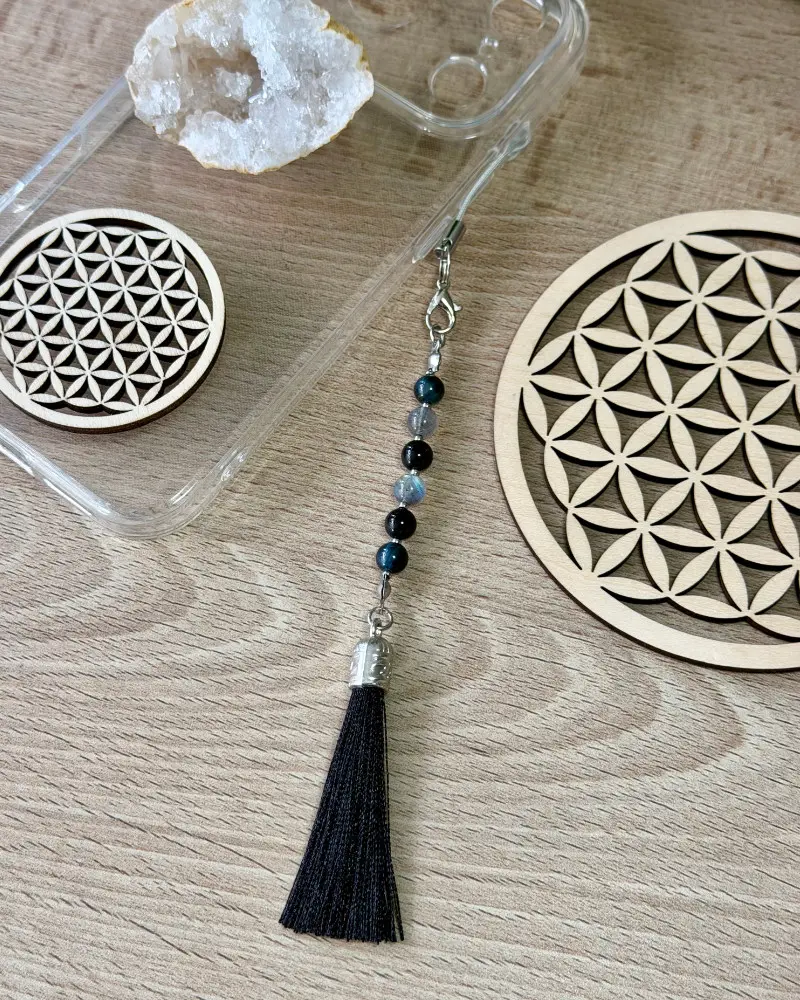 Bijou de téléphone Protection intense – vue entière avec pompon Noir. Labradorite - oeil de faucon - Onyx noir