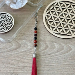 Bijou de téléphone en pierres naturelles – Puissance Intérieure avec Onyx Noir, Œil de Taureau et Jaspe Rouge – Pompon rouge brique.