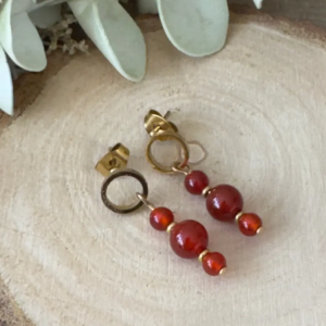 Boucles d’oreilles Trio Élégant équilibre de perles en cornaline version dorée