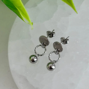 Boucles d’oreilles Alaris argentées – cercle texturé et sphère lisse en acier inoxydable argenté, bijou aérien Kti Pearl Bijoux