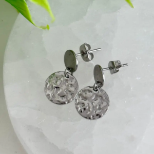 Boucles d’oreilles Textura argentées – texture martelée lumineuse, création contemporaine en acier inoxydable Kti Pearl Bijoux