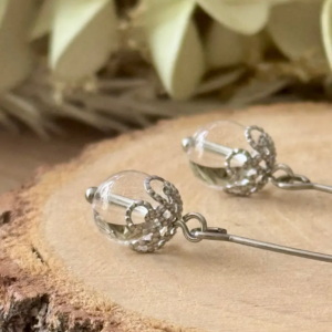 boucles acier inoxydable perle naturelle finition ajourée détail
