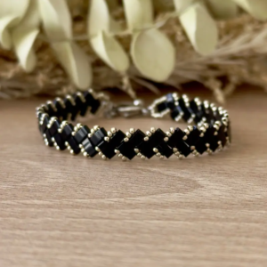 Bracelet chevrons noir et argenté en perles Half Tila tissé à la main