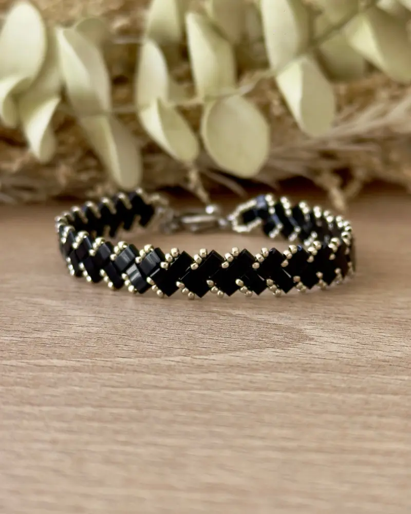 Bracelet chevrons noir et argenté en perles Half Tila tissé à la main