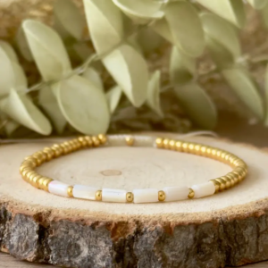 Bracelet Éclat Nacré perles nacre blanches et rocailles dorées avec fermoir macramé réglable