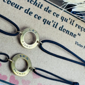 Bracelets personnalisés gravés Entre Nous présentés avec leur carton d’accompagnement et packaging artisanal