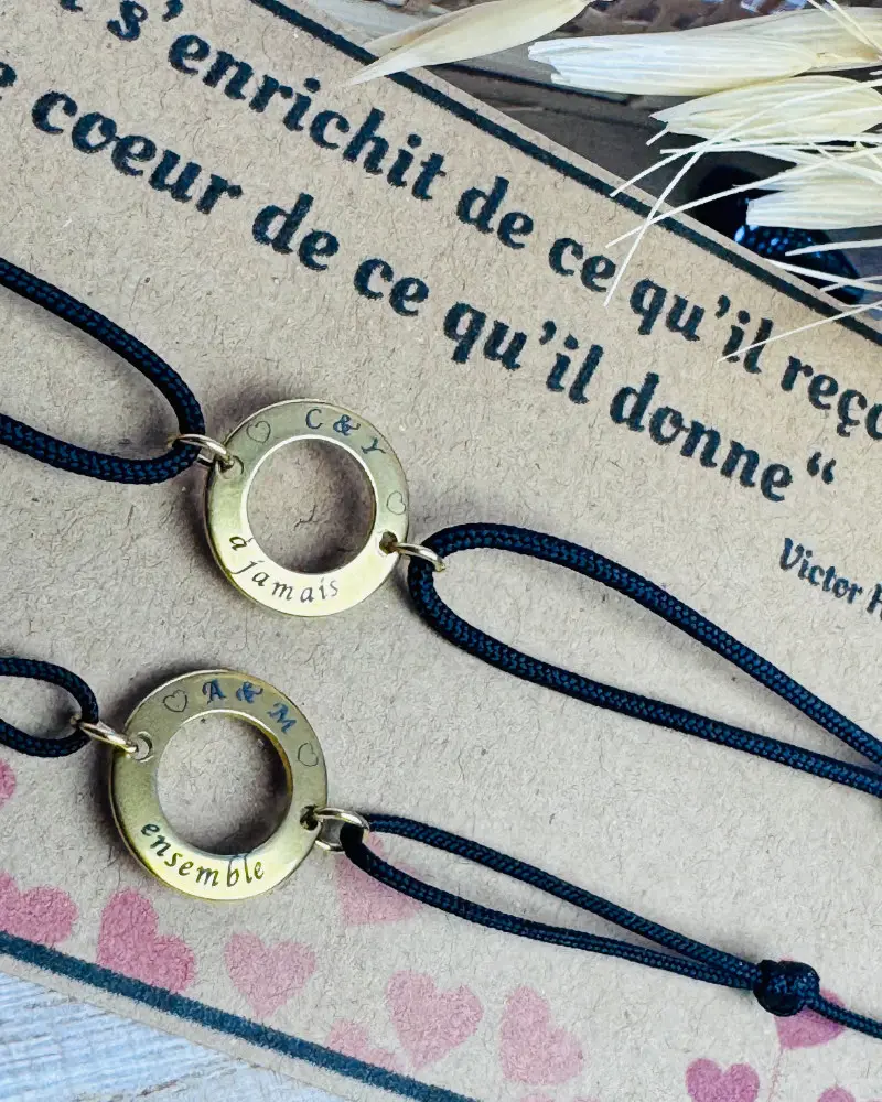 Bracelets personnalisés gravés Entre Nous présentés avec leur carton d’accompagnement et packaging artisanal