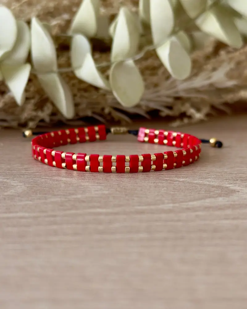 Bracelet Half Tila rouge doré en perles Miyuki design lumineux et structuré