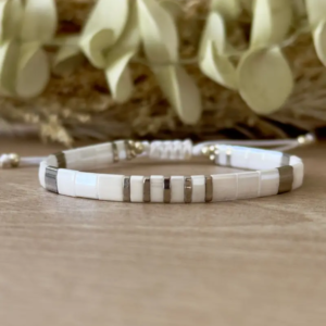 Bracelet Miyuki Half Tila blanc et argenté ajustable avec perles plates et finition macramé