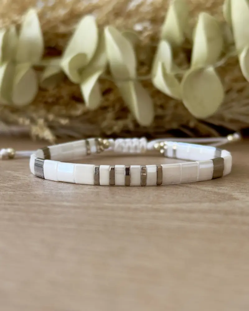 Bracelet Miyuki Half Tila blanc et argenté ajustable avec perles plates et finition macramé