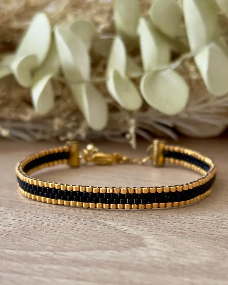 Bracelet miyuki peyote noir et doré tissé à la main vue à plat