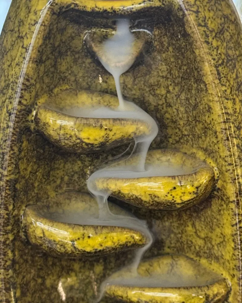 détail fumée cascade à encens jaune effet zen et apaisant