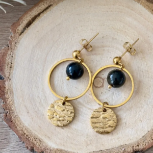 boucles d’oreilles cercle minéral texture brute en acier doré avec tourmaline noire