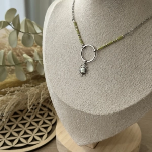 collier miyuki vert porté sur buste breloque soleil - acier inoxydable