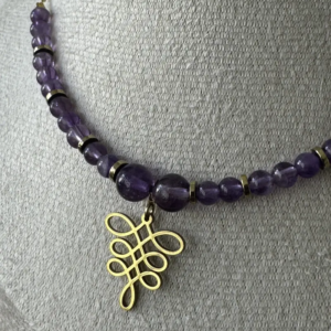 Détail collier Lia en améthyste avec pendentif symbole et perles en pierre naturelle